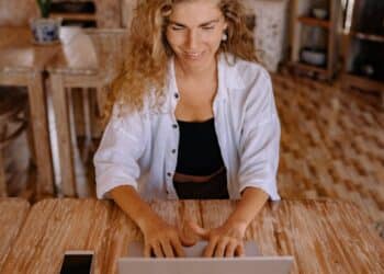 découvrez les opportunités d'emploi en communication digitale et les métiers associés sur le marché du travail.