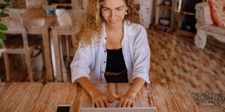 découvrez les opportunités d'emploi en communication digitale et les métiers associés sur le marché du travail.