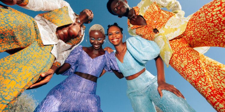 découvrez l'univers de la mode avant-gardiste - tendances, créations uniques et audacieuses. explorez l'avant-garde fashion et ses influences artistiques.