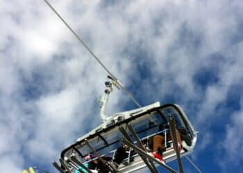 découvrez les remontées mécaniques et téléskis pour profiter pleinement de vos vacances au ski. trouvez les meilleurs endroits pour skier et vous amuser dans les stations de ski renommées.