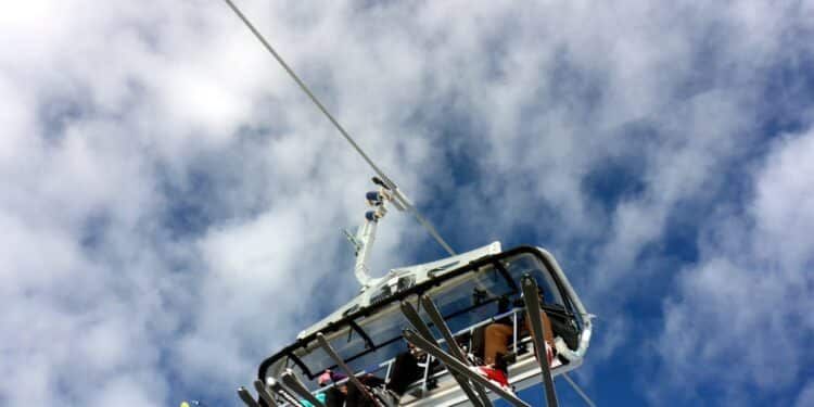 découvrez les remontées mécaniques et téléskis pour profiter pleinement de vos vacances au ski. trouvez les meilleurs endroits pour skier et vous amuser dans les stations de ski renommées.