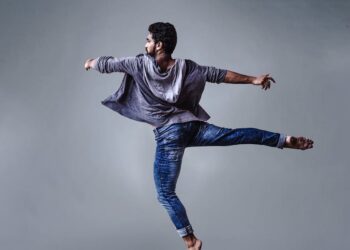 découvrez tout ce qu'il faut savoir sur l'agility, un sport canin passionnant qui demande agilité, vitesse et complicité entre le chien et son maître.