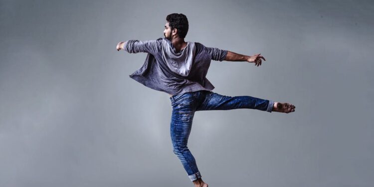 découvrez tout ce qu'il faut savoir sur l'agility, un sport canin passionnant qui demande agilité, vitesse et complicité entre le chien et son maître.