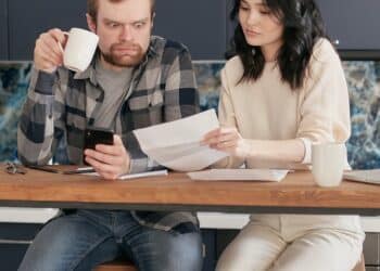 découvrez le fonctionnement et les avantages du crédit revolving, une solution de financement flexible pour vos besoins imprévus ou vos achats courants.