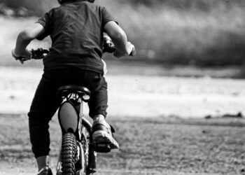 découvrez notre sélection de vélos pour enfants et initiez-les à la pratique du cyclisme en toute sécurité. trouvez des vélos adaptés à leur taille et à leurs besoins chez nous.
