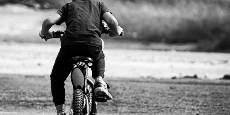 découvrez notre sélection de vélos pour enfants et initiez-les à la pratique du cyclisme en toute sécurité. trouvez des vélos adaptés à leur taille et à leurs besoins chez nous.