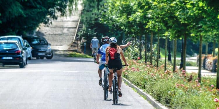 découvrez le plaisir de voyager en solo à vélo avec notre guide expert. trouvez l'inspiration pour vos prochaines aventures en solitaire à vélo.