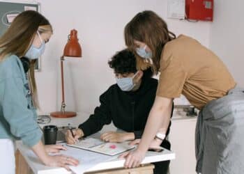 découvrez l'importance de la sécurité sur le lieu de travail et les bonnes pratiques pour assurer la sécurité de tous les employés.