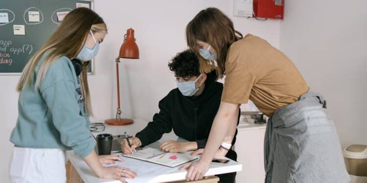 découvrez l'importance de la sécurité sur le lieu de travail et les bonnes pratiques pour assurer la sécurité de tous les employés.