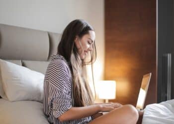 le télétravail offre la possibilité de travailler à distance, offrant flexibilité et autonomie aux travailleurs, tout en favorisant un meilleur équilibre entre vie professionnelle et vie personnelle.