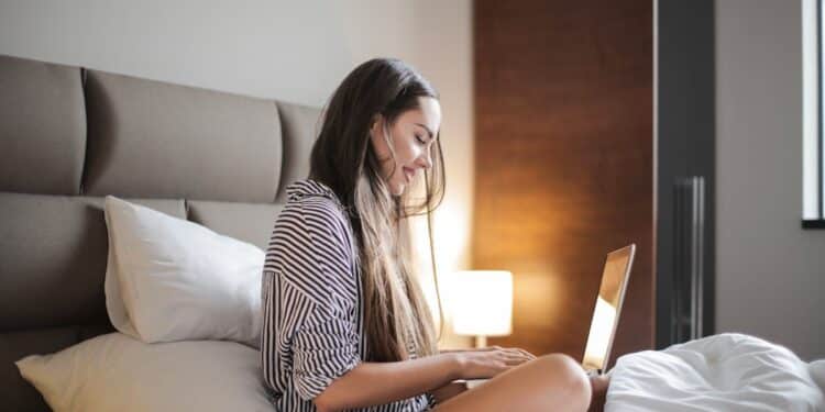 le télétravail offre la possibilité de travailler à distance, offrant flexibilité et autonomie aux travailleurs, tout en favorisant un meilleur équilibre entre vie professionnelle et vie personnelle.