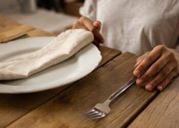 découvrez les bonnes manières à table avec nos conseils et règles de savoir-vivre pour bien se comporter lors des repas.