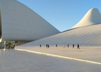 découvrez les opportunités de carrière dans le secteur culturel et les domaines d'activité liés aux métiers artistiques et culturels.