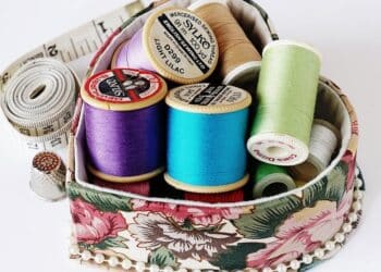 découvrez tout ce qu'il y a à savoir sur la fibre optique et ses applications dans les télécommunications, internet à haut débit, réseaux informatiques, et bien plus encore.