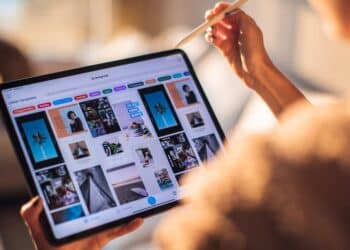 découvrez la mode contemporaine avec une sélection de vêtements tendance et accessoires dans notre collection.