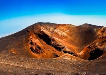 découvrez les dernières actualités concernant l'éruption volcanique et ses conséquences. restez informé sur l'évolution de la situation et les mesures prises pour assurer la sécurité et la protection de l'environnement.