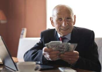 découvrez tout ce qu'il faut savoir sur le salaire minimum : définition, calcul, enjeux et législation.