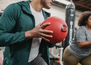 découvrez les bienfaits et les principes du functional training, une approche d'entraînement basée sur des mouvements fonctionnels pour améliorer la condition physique et les performances athlétiques.