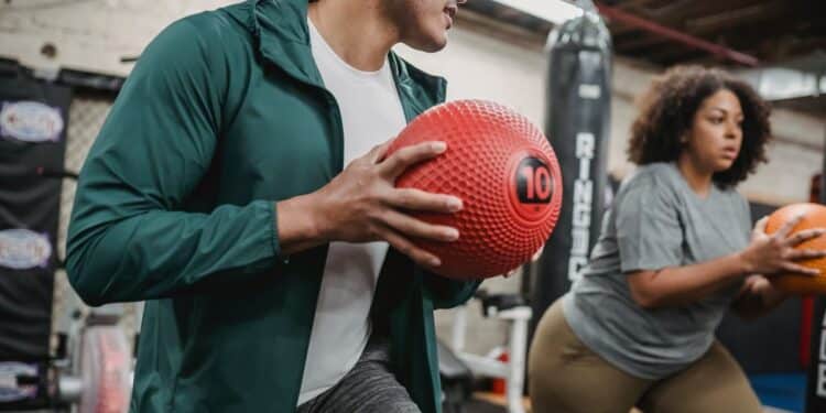 découvrez les bienfaits et les principes du functional training, une approche d'entraînement basée sur des mouvements fonctionnels pour améliorer la condition physique et les performances athlétiques.