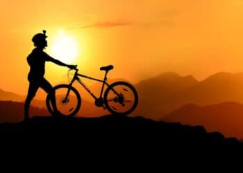 pratiquez le vtt dans des paysages montagneux incroyables avec notre guide complet sur le mountain biking : itinéraires, techniques, équipement et astuces.