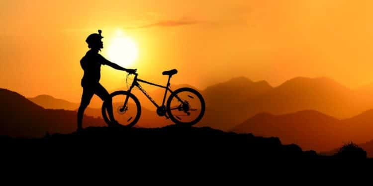 pratiquez le vtt dans des paysages montagneux incroyables avec notre guide complet sur le mountain biking : itinéraires, techniques, équipement et astuces.