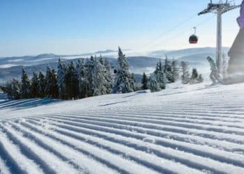 le ski de descente ou downhill skiing est une discipline de ski alpin qui consiste à dévaler des pentes enneigées à grande vitesse, offrant des sensations fortes et des défis techniques aux skieurs expérimentés.