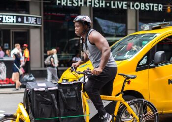 découvrez notre sélection de cargo bikes robustes et pratiques pour transporter vos enfants, vos courses ou vos affaires en ville. optez pour une mobilité durable avec nos vélos cargo design et fonctionnels.