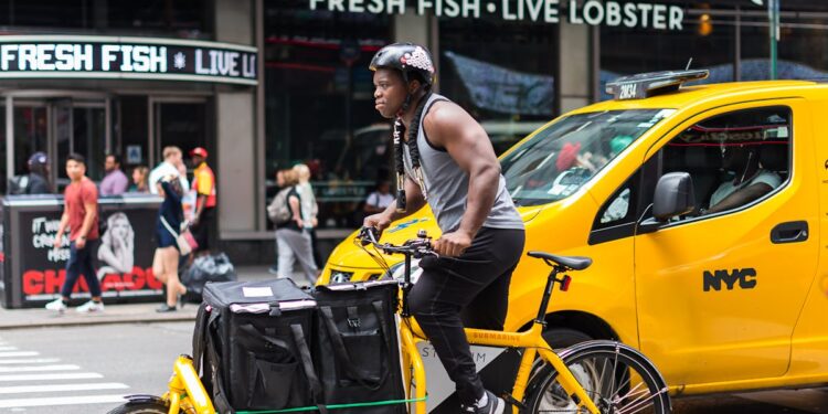 découvrez notre sélection de cargo bikes robustes et pratiques pour transporter vos enfants, vos courses ou vos affaires en ville. optez pour une mobilité durable avec nos vélos cargo design et fonctionnels.