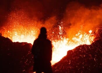 découvrez tout sur les volcans, leur formation, leur activité et leur impact sur l'environnement, avec des images et des informations fascinantes.