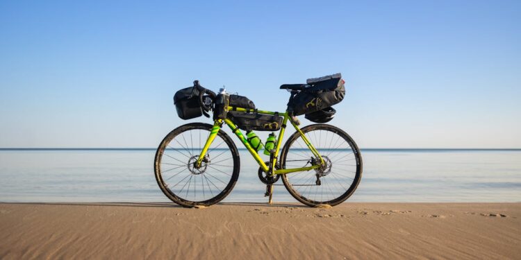 découvrez le bikepacking : une manière innovante et excitante de voyager à vélo, mélangeant aventure, camping sauvage et exploration de nouveaux horizons.