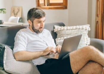 découvrez les avantages et les défis du travail à distance, ainsi que des conseils pour réussir dans un environnement de travail distant.