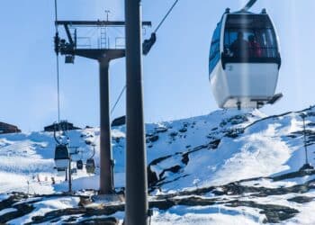 découvrez des illustrations dynamiques de remontées mécaniques en action sur les pistes de ski.