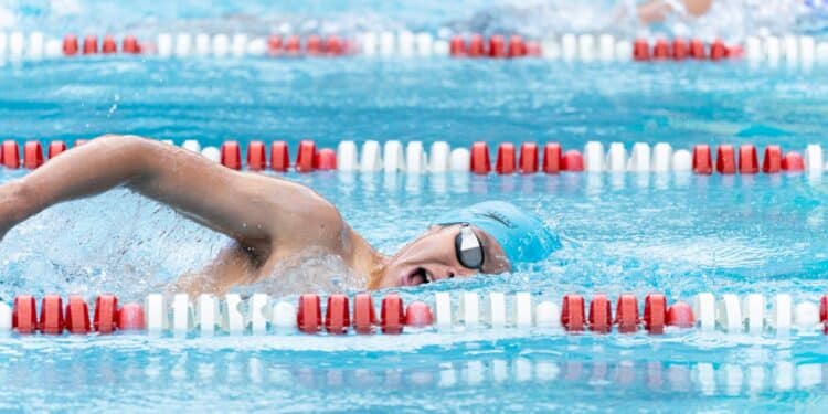 participez à une compétition de natation passionnante avec des nageurs talentueux. découvrez l'excitation de la compétition dans l'eau et ressentez l'adrénaline monter avec la compétition de natation.
