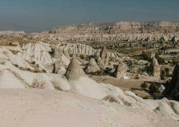 découvrez les légendes volcaniques dans un voyage captivant à travers le monde mystérieux des volcans et des mythes anciens. plongez dans des récits fascinants et explorez la intrigue autour des volcans à travers les âges.