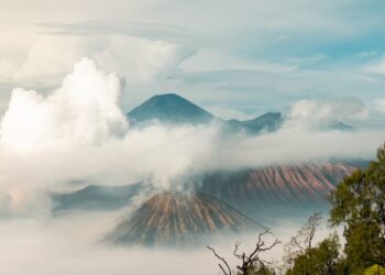 découvrez l'histoire fascinante des volcans endormis et leur impact sur l'environnement avec notre exploration des dormant volcanoes.