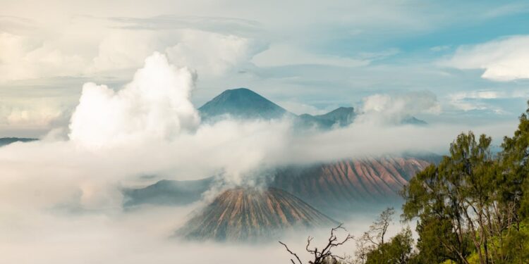 découvrez l'histoire fascinante des volcans endormis et leur impact sur l'environnement avec notre exploration des dormant volcanoes.