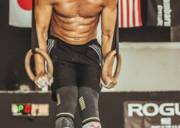 découvrez le crossfit, un programme d'entraînement physique intense combinant force, endurance et agilité pour repousser vos limites et atteindre vos objectifs de remise en forme.