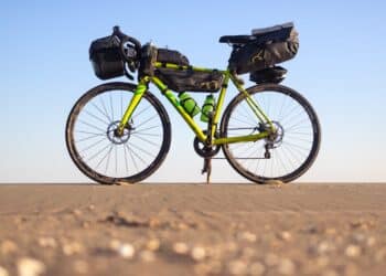 découvrez le bikepacking, une aventure cycliste itinérante à travers des paysages magnifiques et des chemins inexplorés, idéale pour les amateurs de vélo et les voyageurs en quête de liberté.