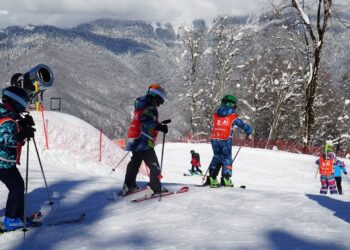 découvrez le ski pour les enfants : des cours ludiques, des activités adaptées et des moments inoubliables dans les montagnes enneigées.