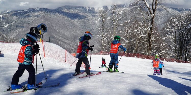 découvrez le ski pour les enfants : des cours ludiques, des activités adaptées et des moments inoubliables dans les montagnes enneigées.