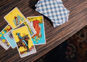 découvrez l'univers fascinant de la divination, ses méthodes anciennes et modernes, et comment elles peuvent vous guider dans la prise de décisions et la compréhension de votre destin.