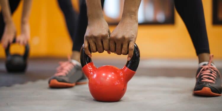 découvrez les bases de la musculation pour débutants : conseils pratiques, techniques essentielles et programmes adaptés pour vous aider à atteindre vos objectifs de remise en forme en toute sécurité.