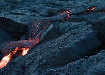 découvrez l'univers fascinant des volcans, de leur formation à leur éruption. explorez les merveilles naturelles, les dangers potentiels et les paysages époustouflants des régions volcaniques. apprenez comment ces géants de la terre façonnent notre planète et l'impact qu'ils ont sur l'environnement.