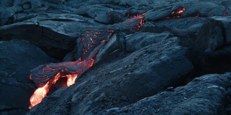 découvrez l'univers fascinant des volcans, de leur formation à leur éruption. explorez les merveilles naturelles, les dangers potentiels et les paysages époustouflants des régions volcaniques. apprenez comment ces géants de la terre façonnent notre planète et l'impact qu'ils ont sur l'environnement.