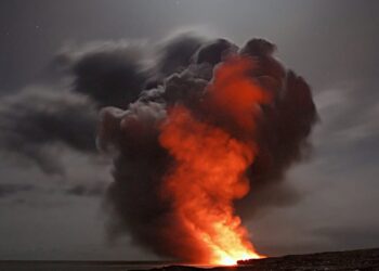 explorez le fascinant monde des volcans, leurs mécanismes, leur impact sur l’environnement et leur rôle dans la formation des paysages. découvrez les différents types de volcans et les plus célèbres d'entre eux à travers le globe.