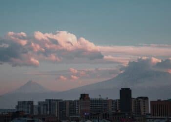 découvrez le monde fascinant des volcans : informations sur leur formation, types, éruptions célèbres et l'impact sur notre planète. explorez les merveilles naturelles des volcans et leur importance dans l'écosystème.
