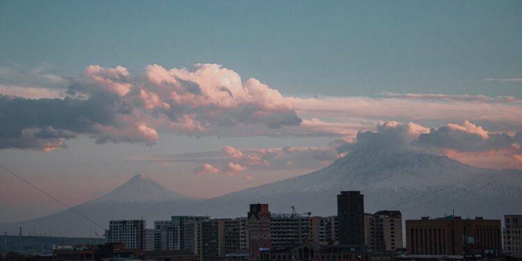 découvrez le monde fascinant des volcans : informations sur leur formation, types, éruptions célèbres et l'impact sur notre planète. explorez les merveilles naturelles des volcans et leur importance dans l'écosystème.