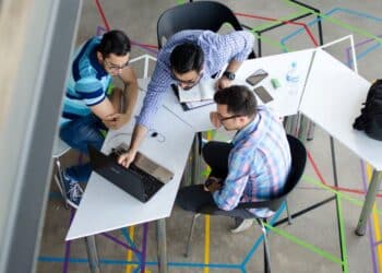 découvrez l'art du networking : des conseils pratiques pour construire et entretenir des relations professionnelles, élargir votre réseau et booster votre carrière.