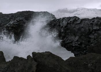 découvrez les mystères fascinants des volcans : leurs origines, leurs éruptions spectaculaires et leur impact sur la planète. plongez dans l'univers caché de ces géants de la nature et explorez les dernières découvertes scientifiques qui dévoilent leurs secrets.