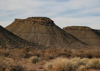 découvrez le monde fascinant des volcans : leur formation, leur rôle dans l'écosystème et les enjeux liés à leur activité. explorez les différents types de volcans et les paysages extraordinaires qu'ils créent.